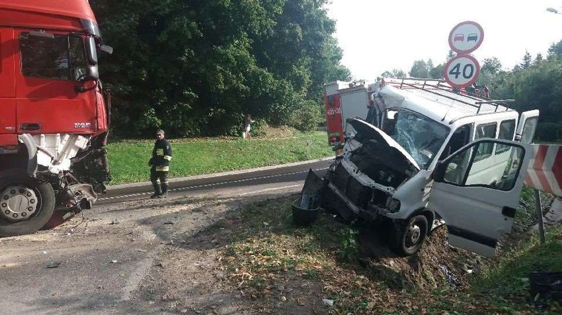 Czołowe zderzenie busa z ciężarówką. Kierowca wpadł w poślizg