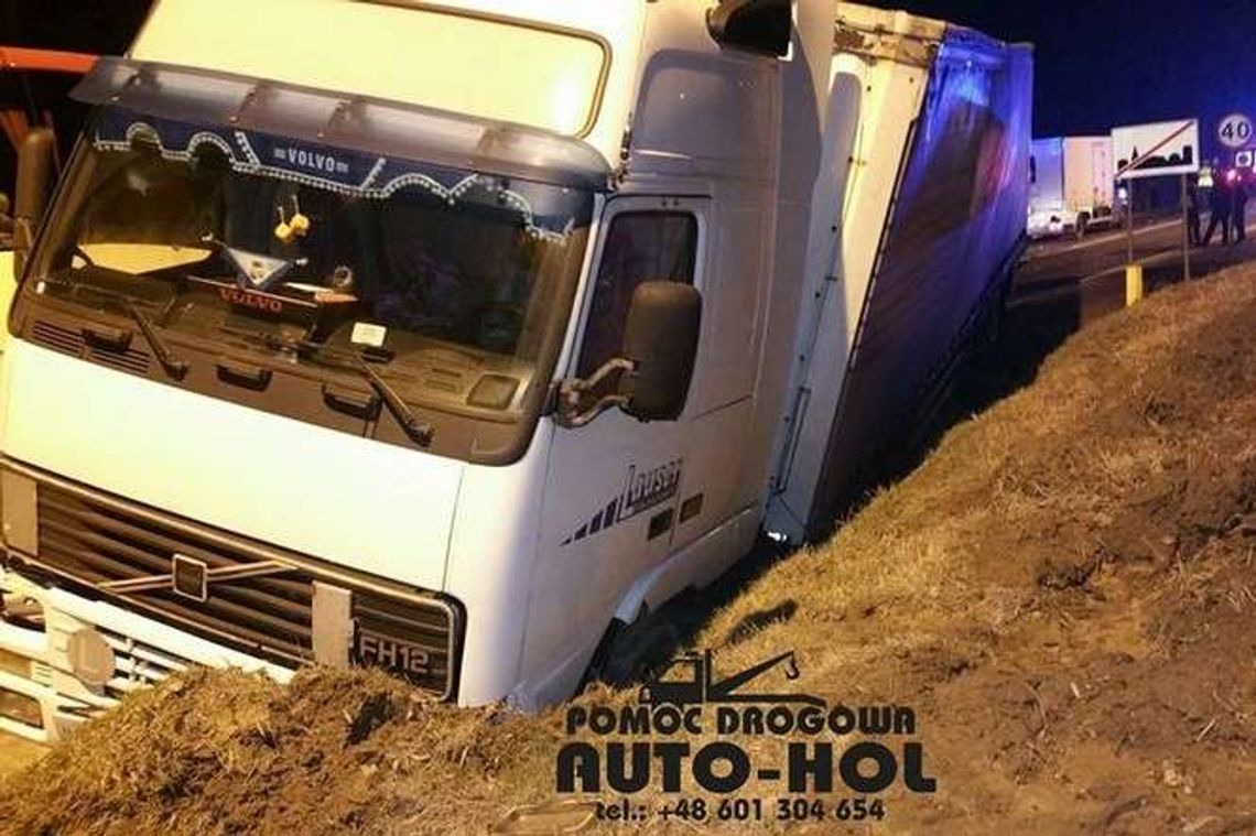Czołowe zderzenie ciężarówki z mazdą. Kierowca osobówki był pijany