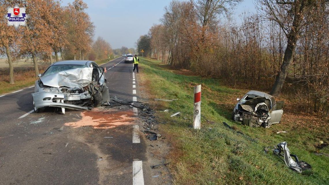 Czołowe zderzenie dwóch aut osobowych. Kierowcy w szpitalu Czołowe zderzenie dwóch aut osobowych. Kierowcy w szpitalu