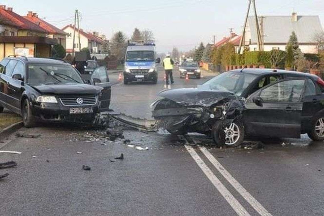 Czołowe zderzenie dwóch aut. Trzy osoby w szpitalu 