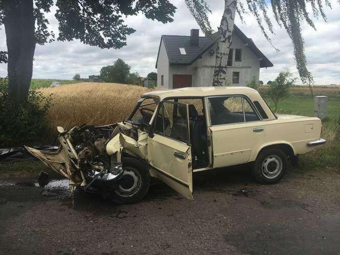 Czołowe zderzenie fiata i peugeota. Zginął kierowca