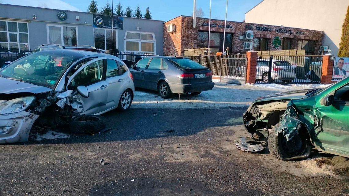 Czołowe zderzenie na Janowskiej. Dwie osoby w szpitalu