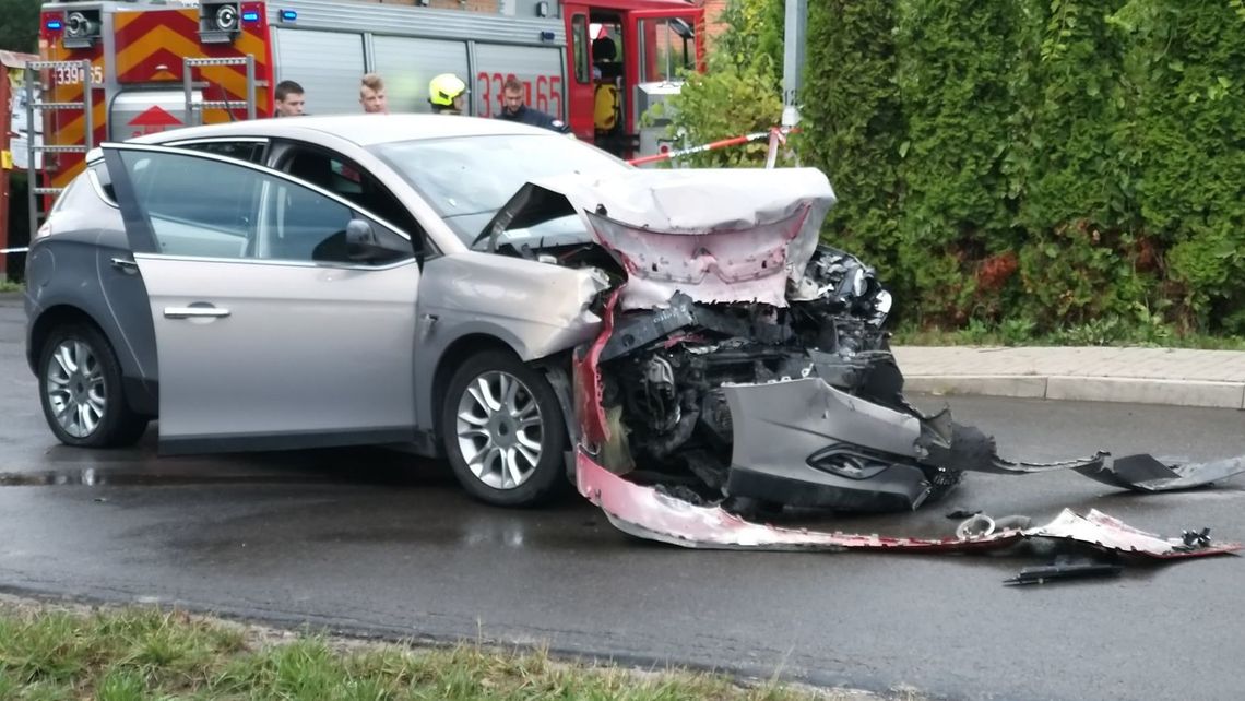 Czołowe zderzenie samochodów. Dziecko i dwoje dorosłych w szpitalu [zdjęcia]