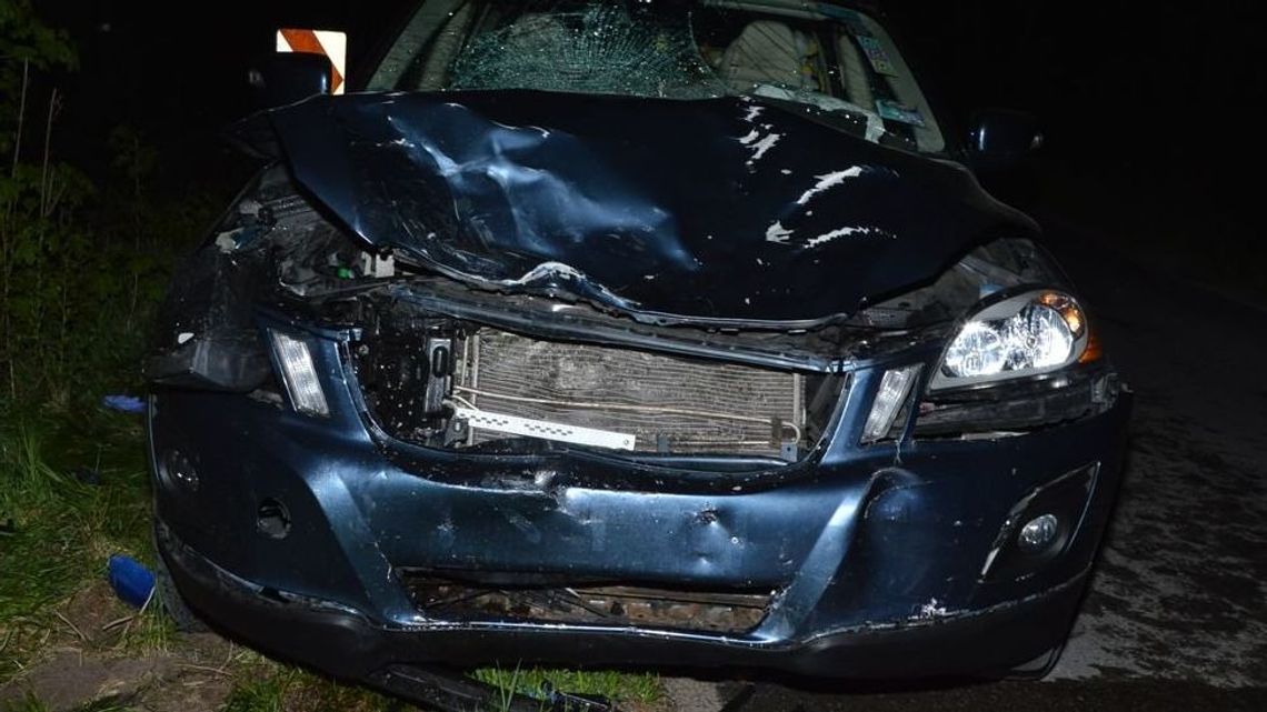 Czołowe zderzenie samochodu osobowego i motocykla. Dwie osoby w szpitalu [zdjęcia]