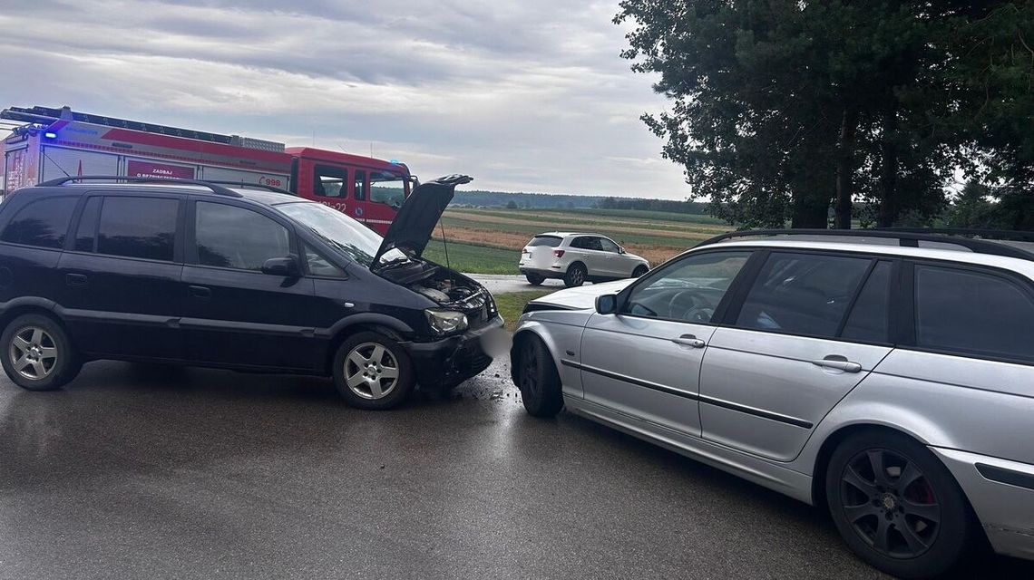 Czołowe zderzenie w Stężycy Łęczyńskiej. Dwie osoby trafiły do szpitala Czołowe zderzenie w Stężycy Łęczyńskiej. Dwie osoby trafiły do szpitala