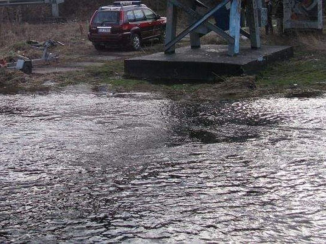 Czosnówka: Zwłoki 24-latka w rzece Krznie Czosnówka: Zwłoki 24-latka w rzece Krznie