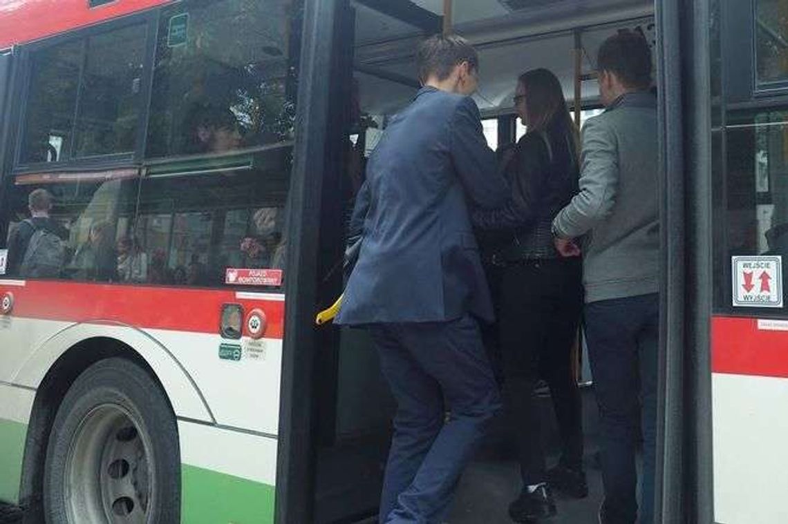 Cztery minuty różnicy, a wracającym późnym wieczorem z Felina pomoże