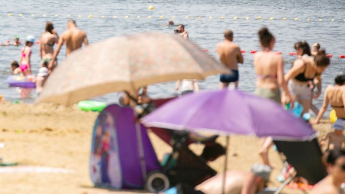 Cztery młode kobiety na plaży i ostra bijatyka. Jedna była wciągana do jeziora