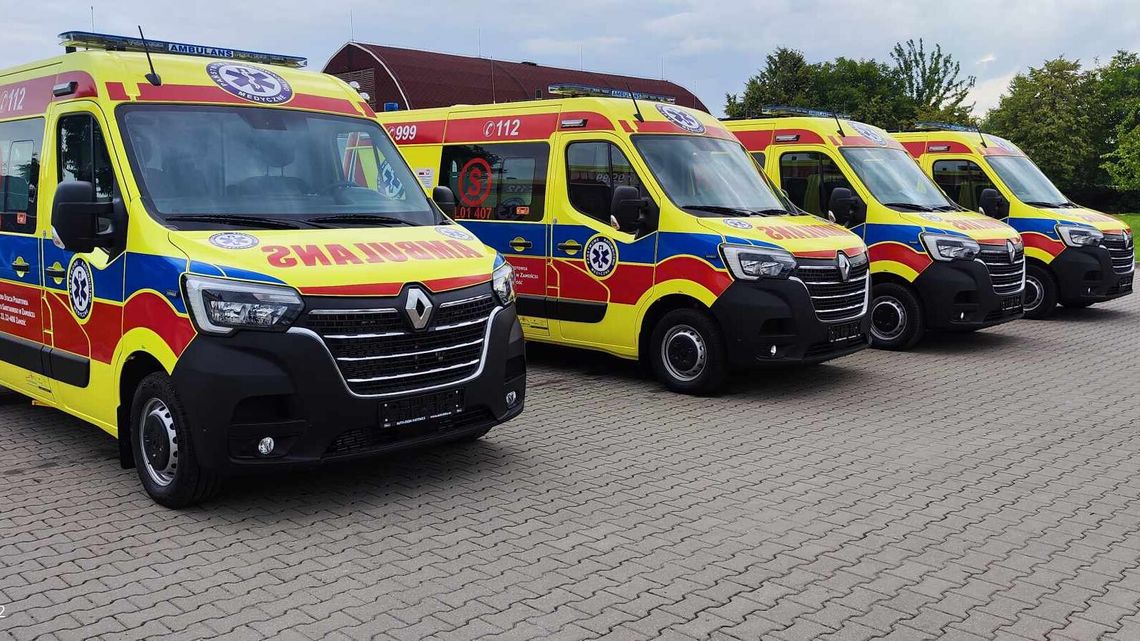 Cztery nowe karetki w pogotowiu. Będą jeździć przez dwa powiaty