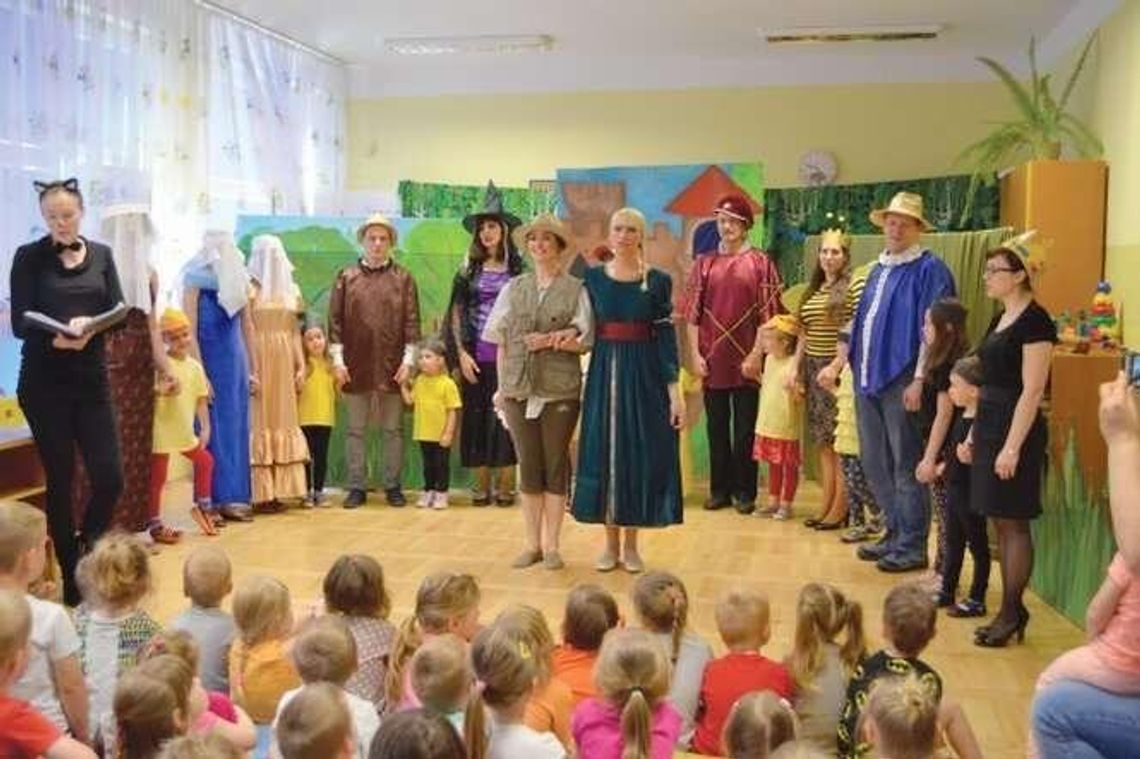 Cztery próby i premiera. Rodzice na scenie w przedszkolu Cztery próby i premiera. Rodzice na scenie w przedszkolu