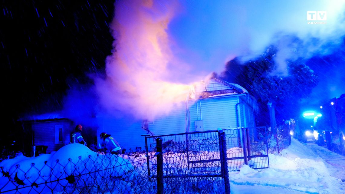 Czujka pożarowa obudziła 80-latkę. Dom płonął 