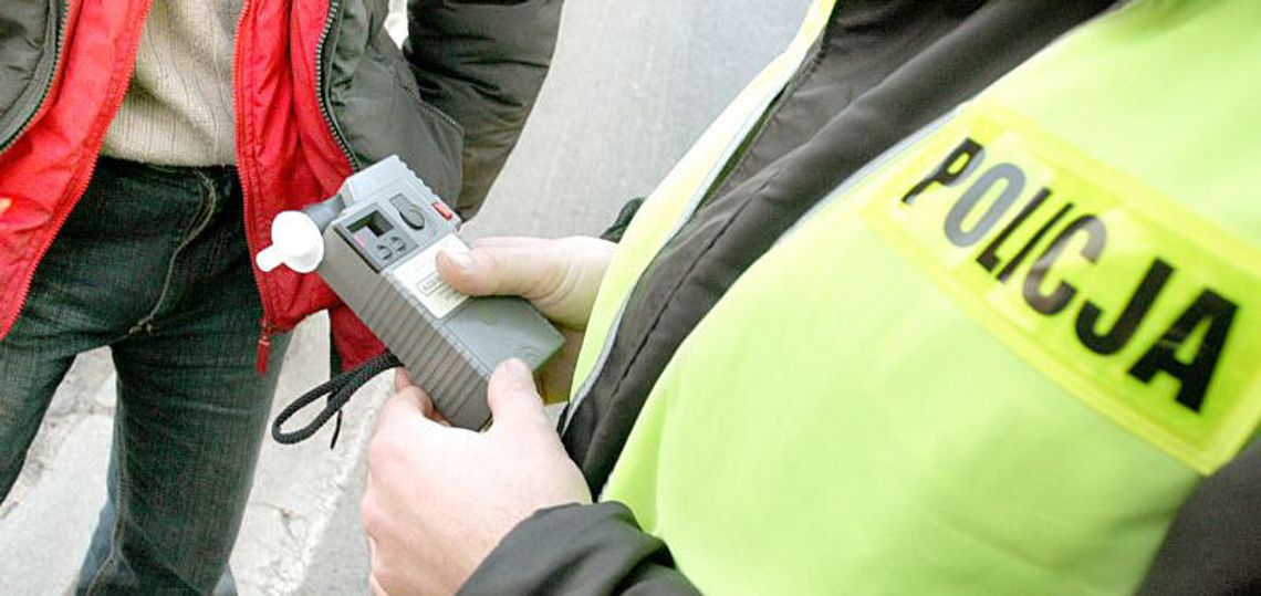 Czujny obywatel wypatrzył przez okno pijanego kierowcę i wezwał policję