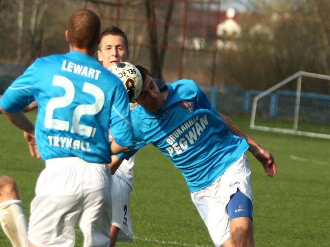 Czwartoligowcy spędzą majówkę na boiskach