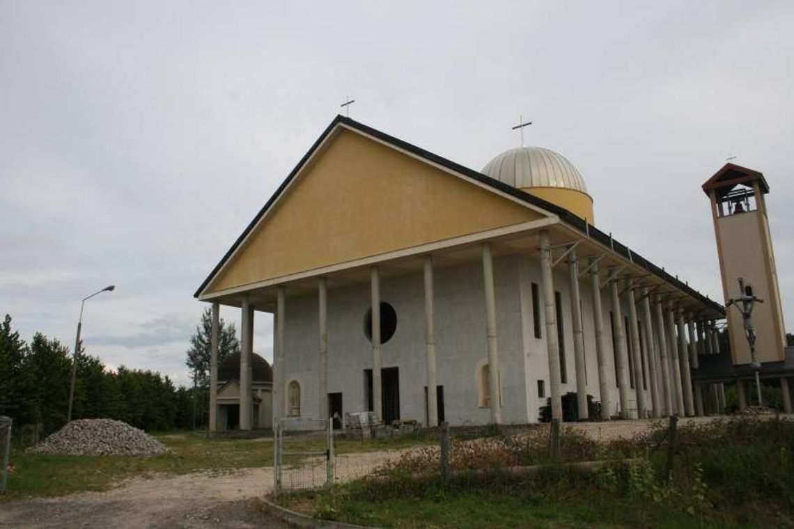 Czy garaże komponują się ze świątynią?