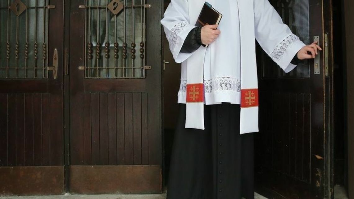 Czy ksiądz chodzący po kolędzie powinien mieć paszport covidowy