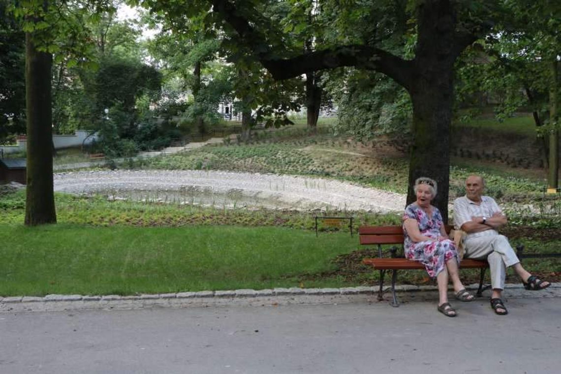 Czy ze stawu w Ogrodzie Saskim ucieka woda? Nadal nie wiadomo