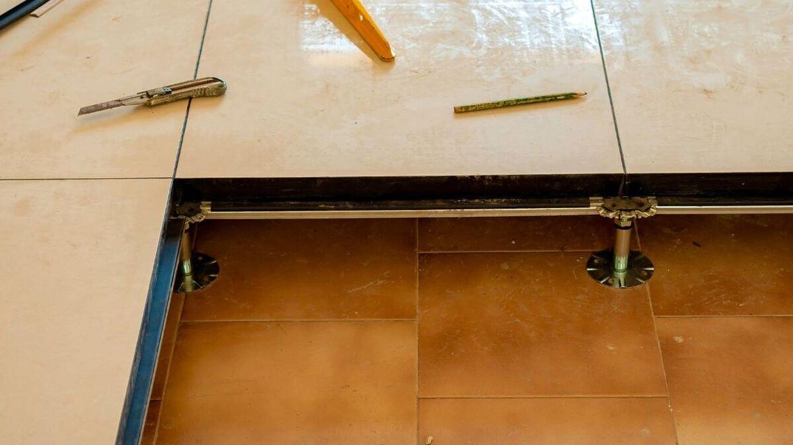 Czym są podłogi podniesione?