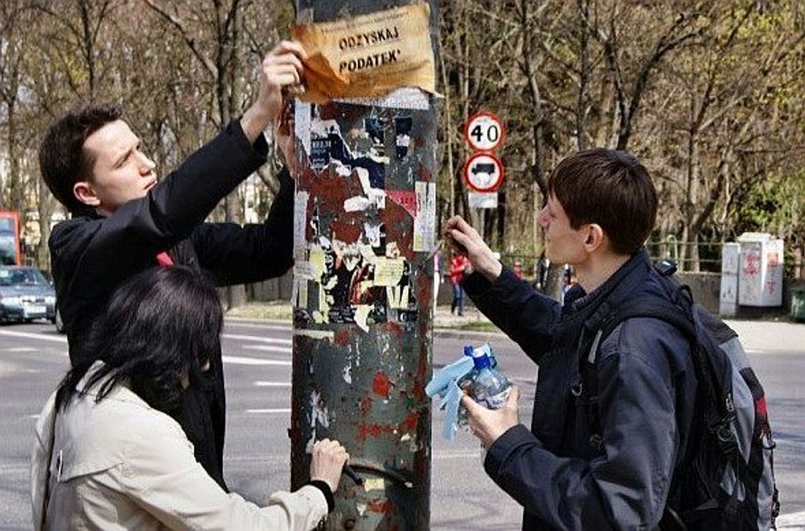 Czyścili miasto z plakatów reklamowych