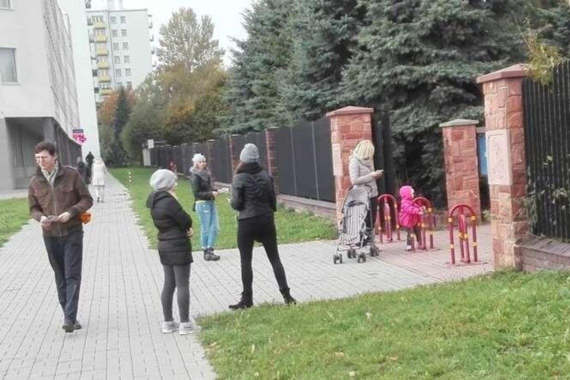 Czytelnik: Kampania wyborcza przed kościołem. Rozdawali ulotki kandydata PiS Czytelnik: Kampania wyborcza przed kościołem. Rozdawali ulotki kandydata PiS