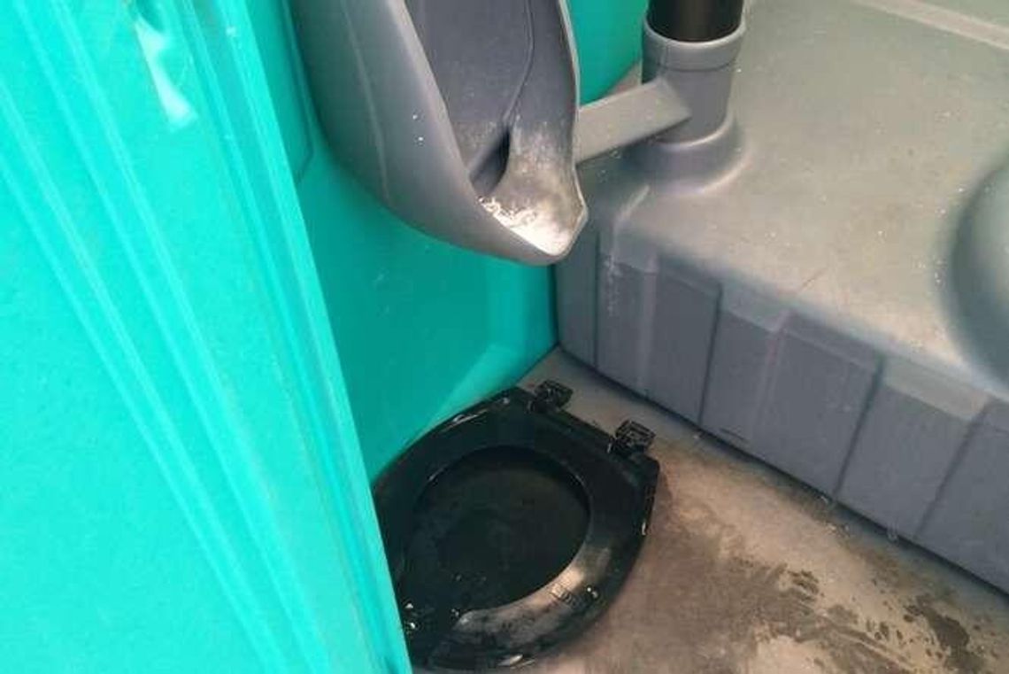 Czytelnik: Tragiczny stan toalet na końcowych. Aż strach wejść