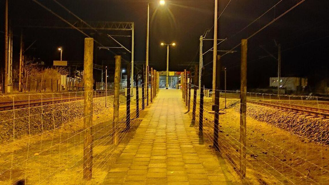 Czytelnik wysiadł na stacji PKP w Białej Podlaskiej i zobaczył "zasieki". "Jak w jakimś obozie"
