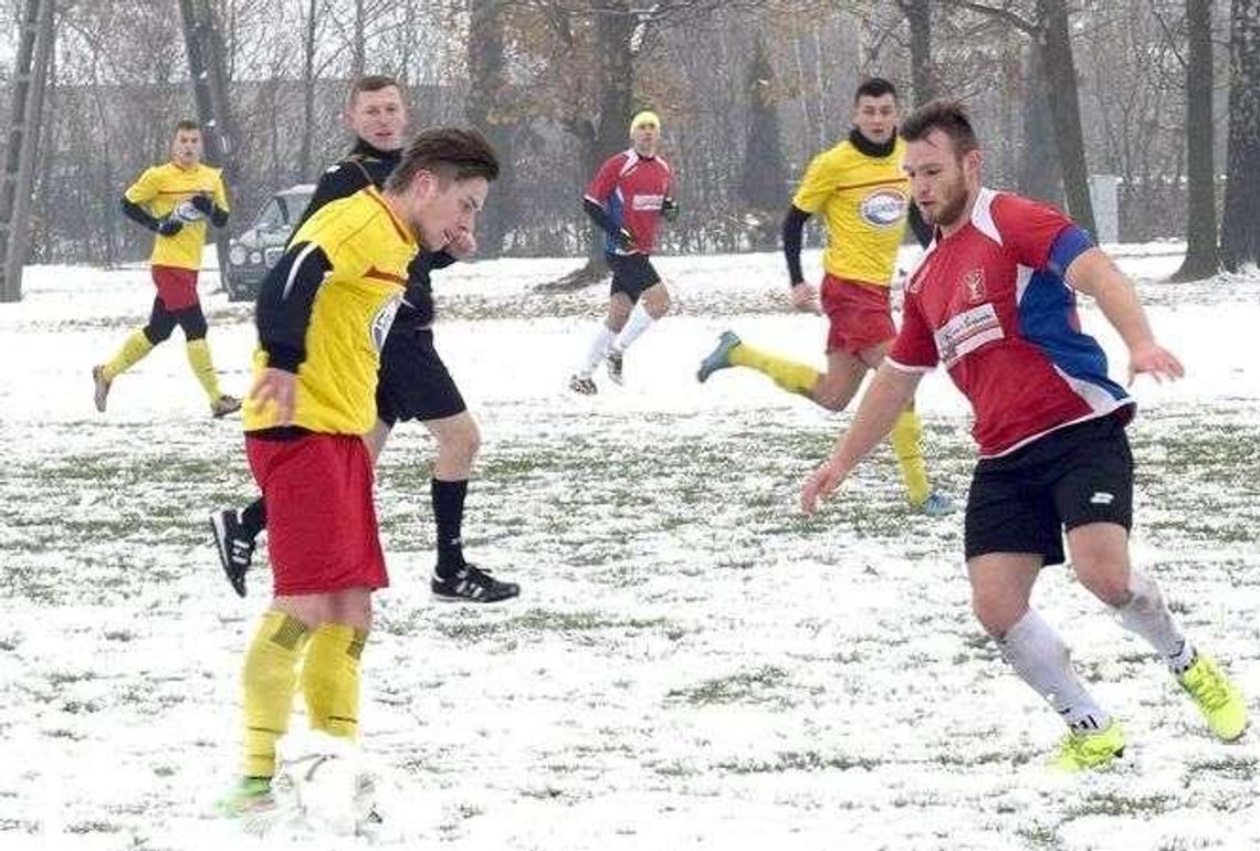 Dąb Dębowa Kłoda – Orlęta Łuków 1:5. Walczyli ze sobą i śniegiem