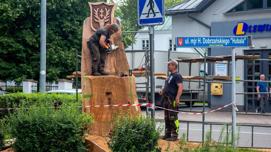 Dąb padł, ale nie przepadł. Przerobili go na... tron Dąb padł, ale nie przepadł. Przerobili go na... tron