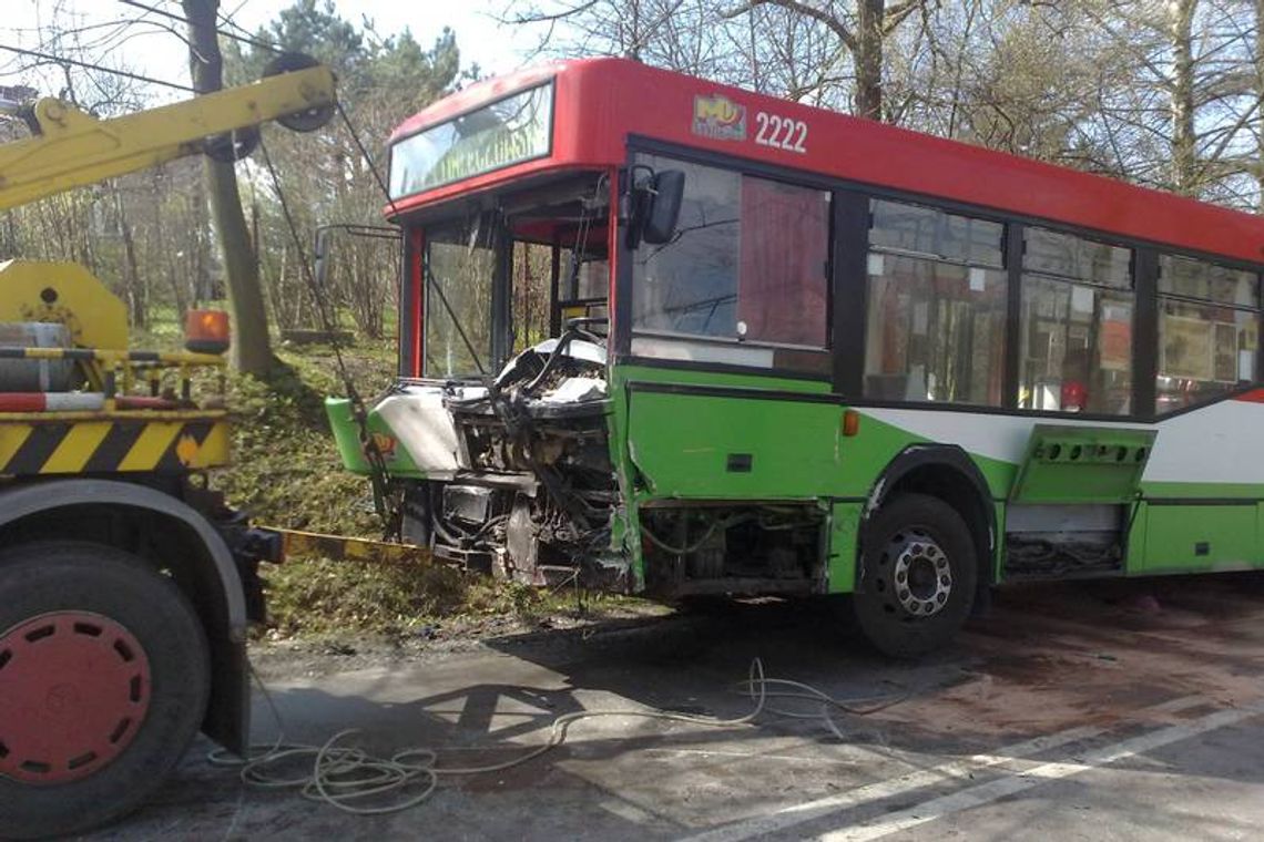Dąbrowica: Czołowe zderzenie mercedesa z autobusem. Nie żyje kierowca