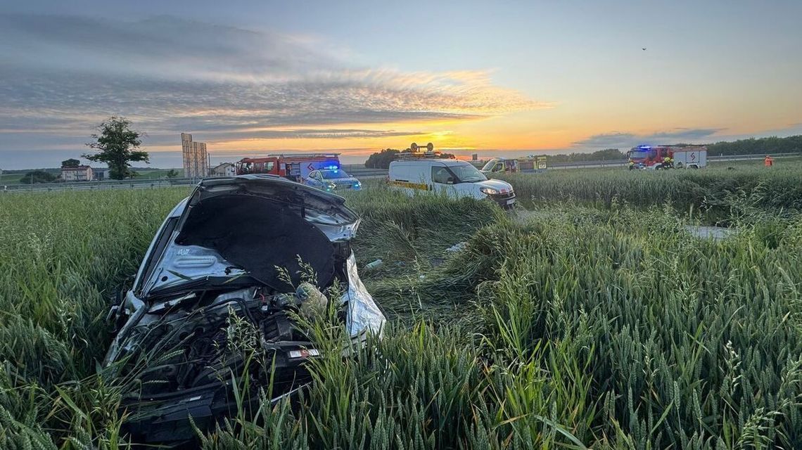 Dachował i wypadł z pojazdu. A jak go znaleziono, to spał w zbożu