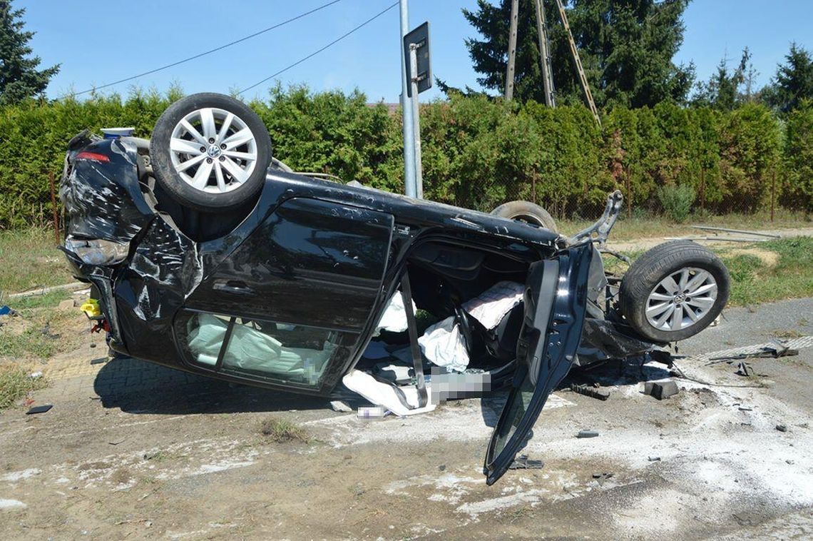 Dachował po uderzeniu w betonowy przepust. Dwie osoby w szpitalu Dachował po uderzeniu w betonowy przepust. Dwie osoby w szpitalu