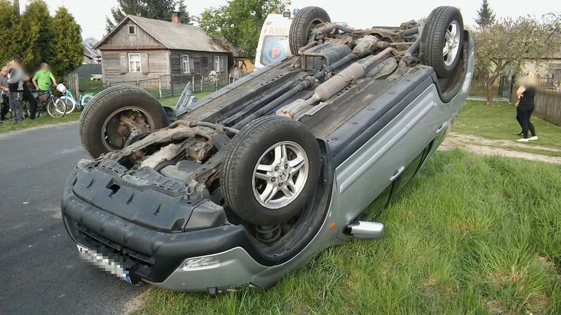 Dachowanie auta. Na szczęście nikomu nic poważnego się nie stało [ZDJĘCIA]