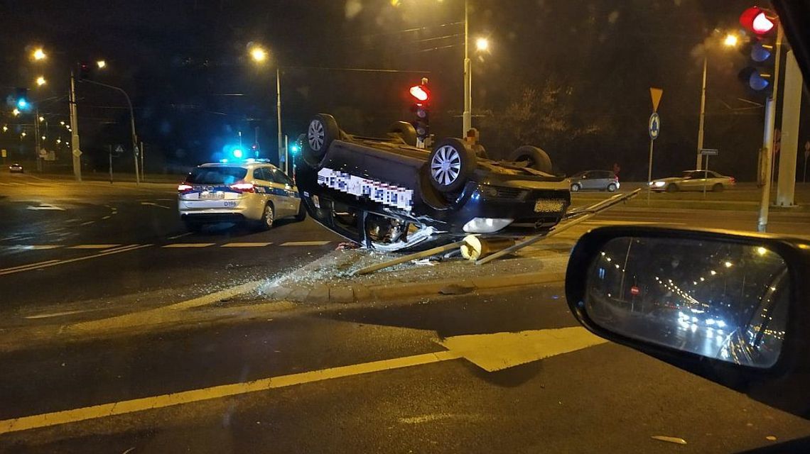 Dachowanie auta w Lublinie. Dwie osoby przewiezione do szpitala Dachowanie auta w Lublinie. Dwie osoby przewiezione do szpitala