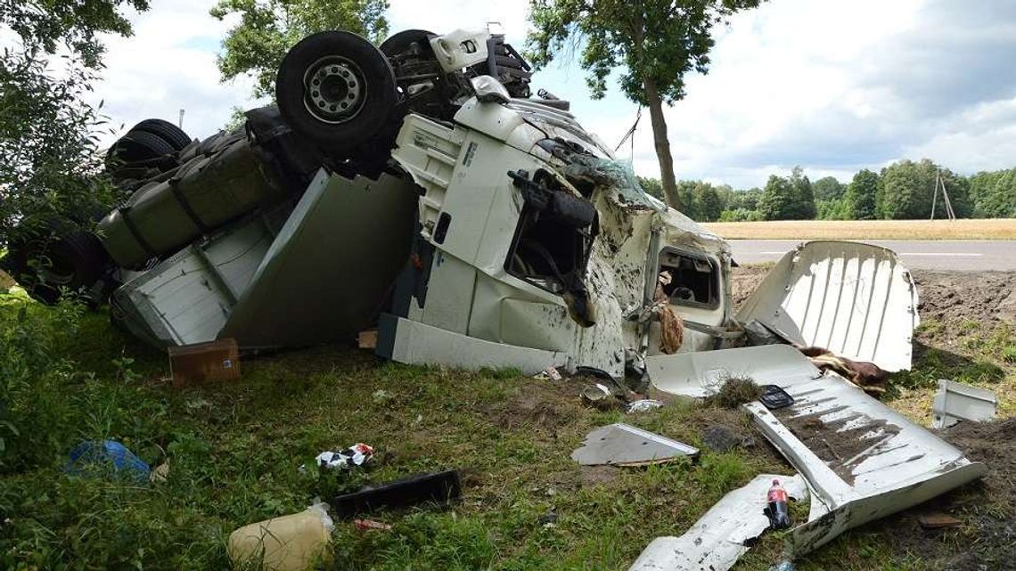 Dachowanie ciężarówki i pożar golfa po zderzeniu z BMW [zdjęcia]