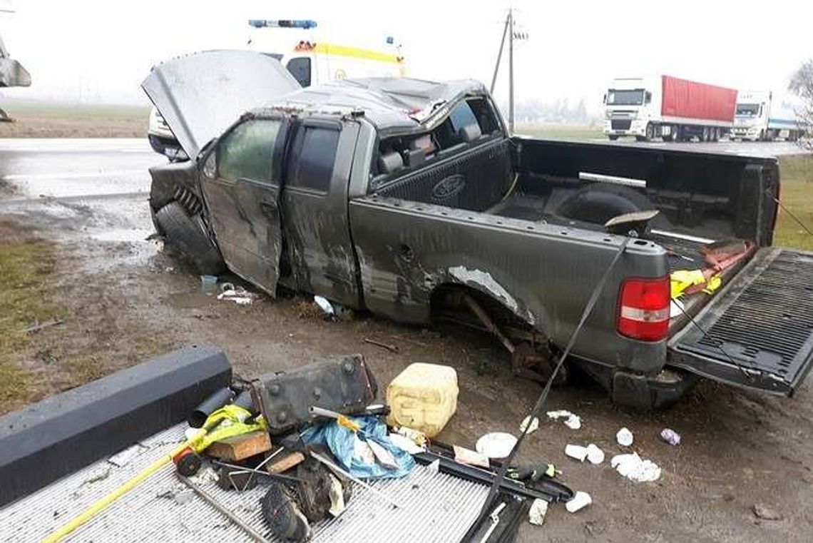 Dachowanie dwóch fordów. Jedna osoba zabrana do szpitala