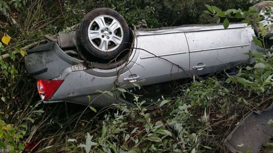 Dachowanie forda. 36-latkowi pomógł inny kierowca