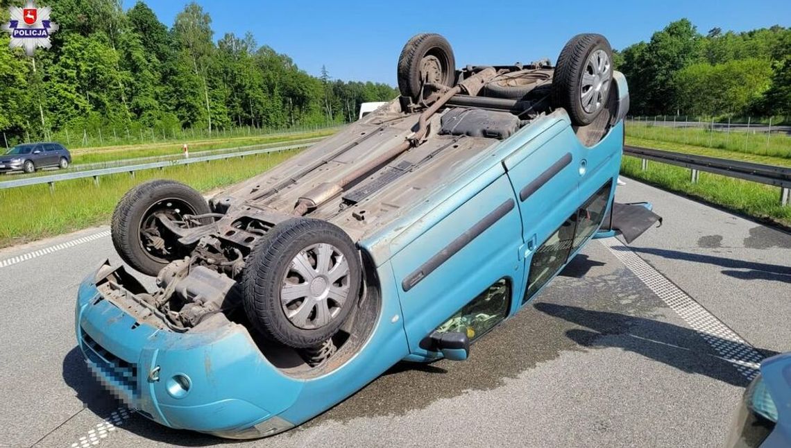 Dachowanie na drodze S17. Citroenem jechały dwie osoby