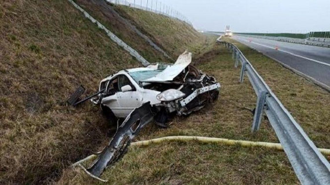 Dachowanie na drodze S17. Mężczyzna został przewieziony do szpitala [zdjęcia]