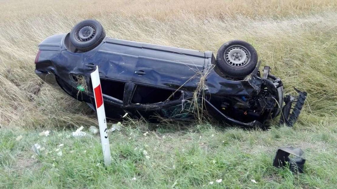 Dachowanie na prostym odcinku drogi. Kierująca i pasażerka w szpitalu Dachowanie na prostym odcinku drogi. Kierująca i pasażerka w szpitalu