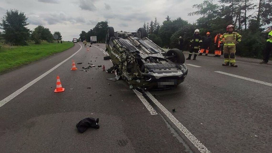 Dachowanie na środku drogi w Krasnymstawie. Wypadek wygląda bardzo groźnie