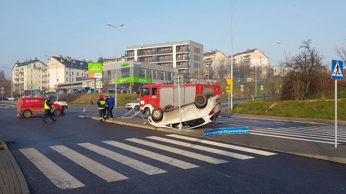 Dachowanie na ul. Węglarza w Lublinie. Mężczyzna i dziecko w szpitalu