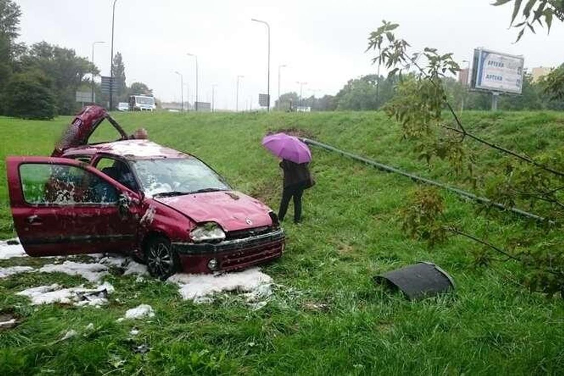 Dachowanie renault. Ściął latarnię i spadł z al. Solidarności (zdjęcia)