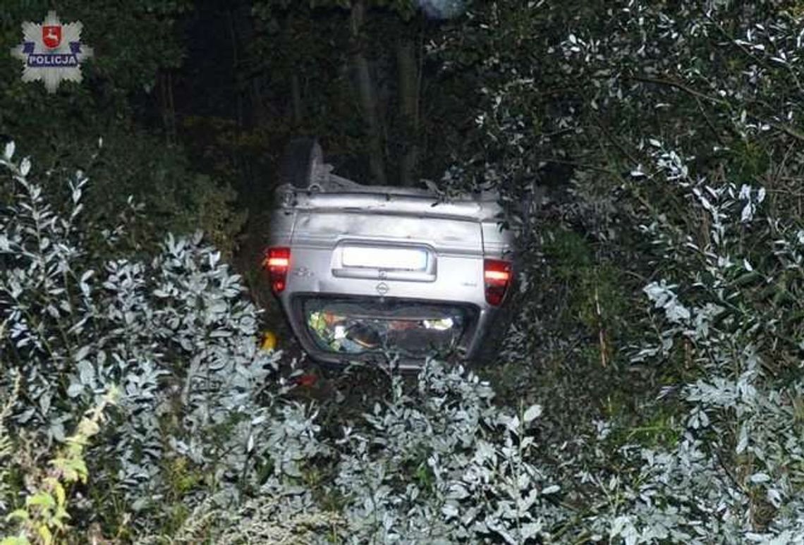Dachowanie samochodu. Kierowca był pijany Dachowanie samochodu. Kierowca był pijany