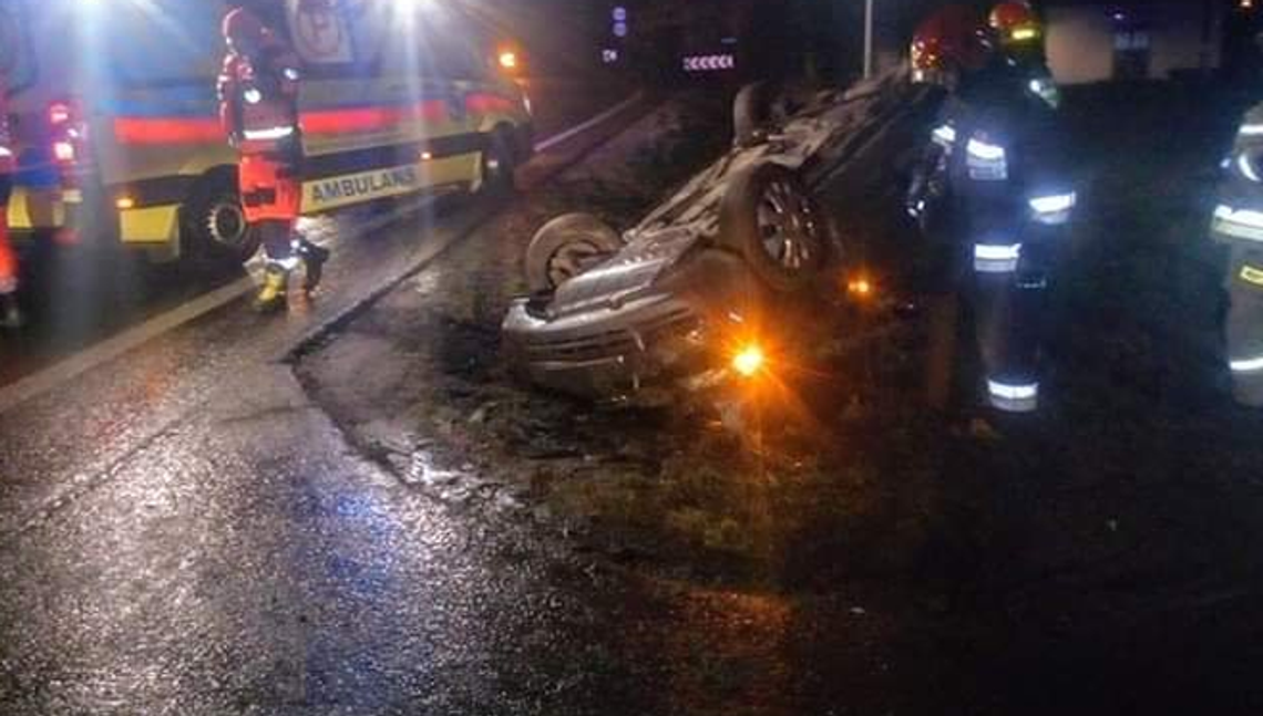 Dachowanie samochodu na DK17. Kierowca dostał mandat