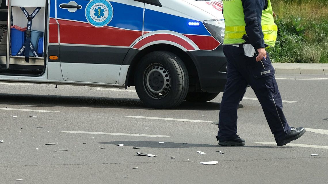 Dachowanie samochodu na drodze krajowej nr 82 między Łęczną a Włodawą. Są ranni