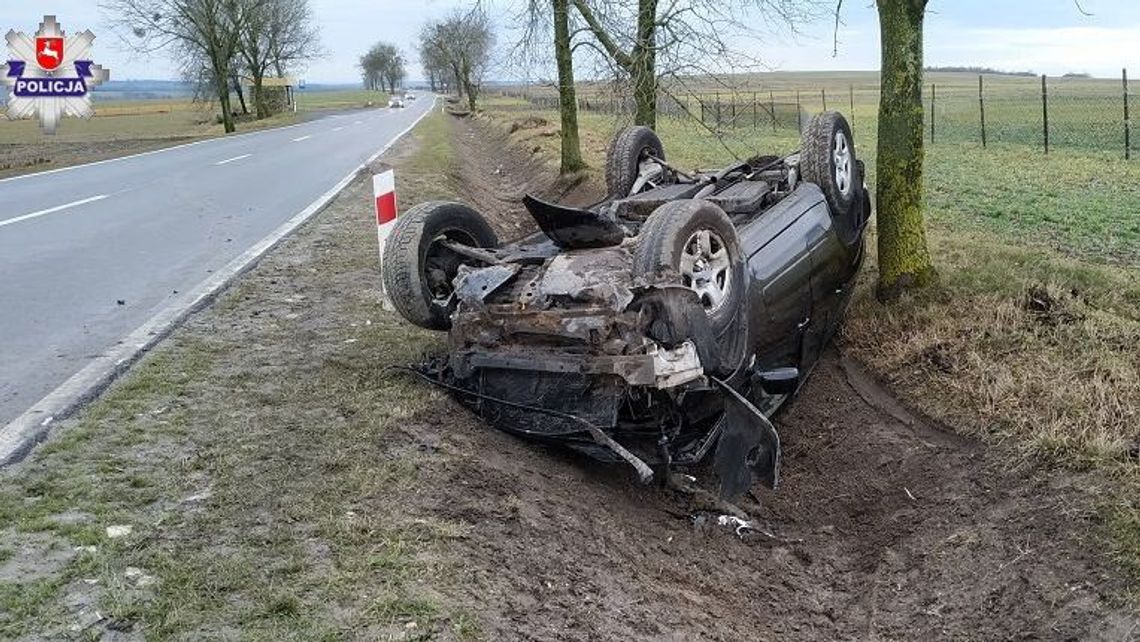 Dachowanie samochodu na drodze Krasnystaw - Rejowiec