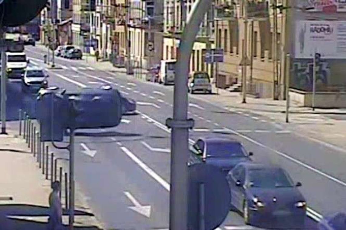 Dachowanie samochodu na ul. Kunickiego. Nagranie z monitoringu