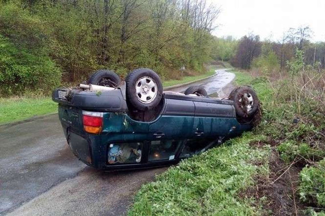 Dachowanie samochodu. Policjanci szukają kierowcy tego auta