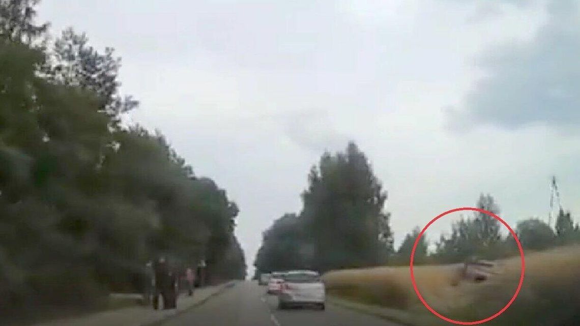 Dachowanie samochodu w zbożu niedaleko Lublina