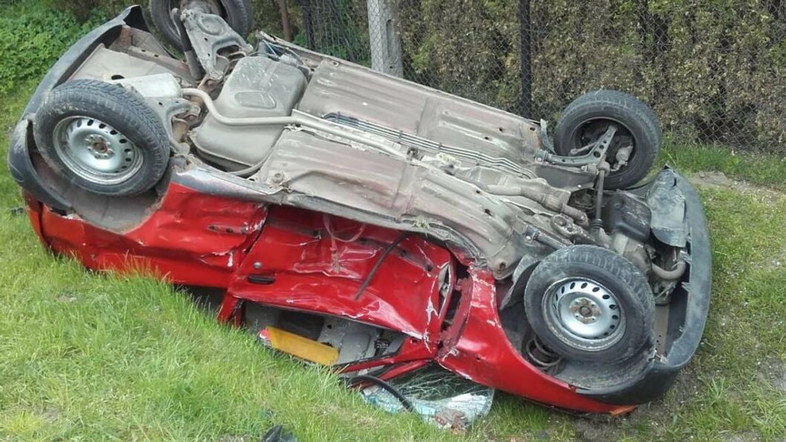 Dachowanie seicento w Kawęczynie. Kierowcę zabrał śmigłowiec Dachowanie seicento w Kawęczynie. Kierowcę zabrał śmigłowiec