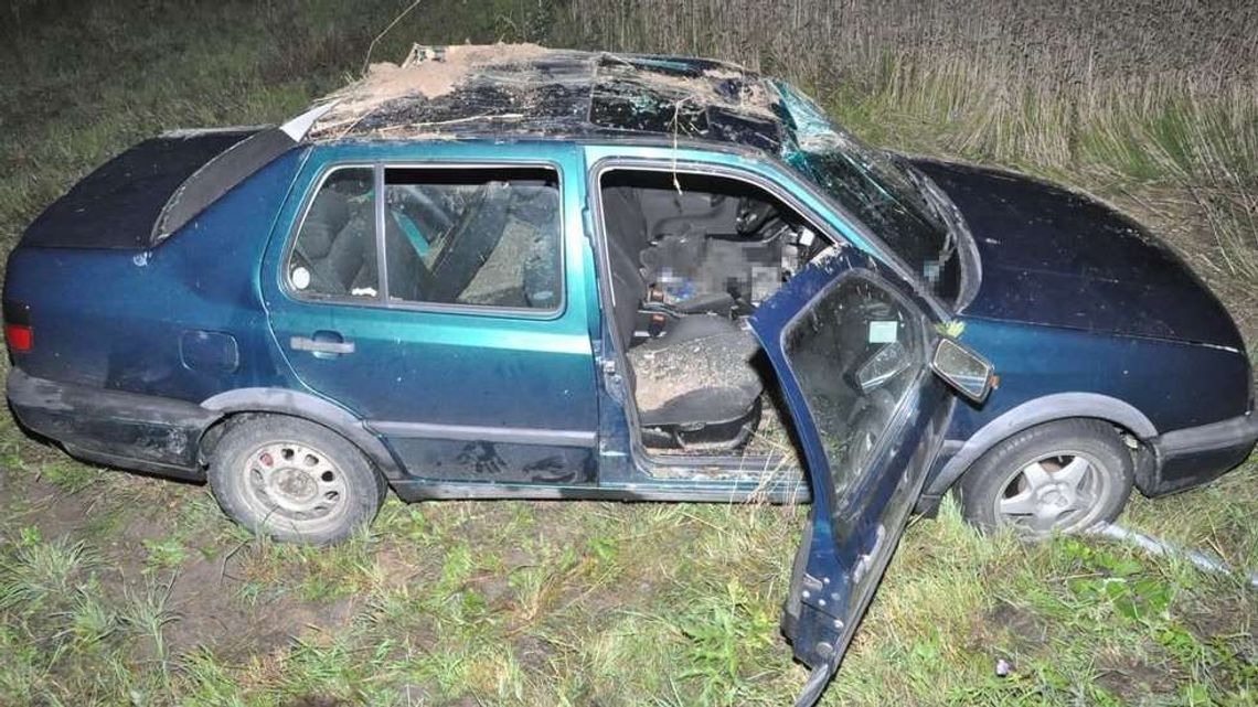 Dachowanie volkswagena w Kolonii Trębaczów. Kobieta ranna